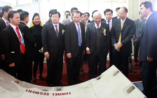 รองนายกรัฐมนตรี หวูวันนิง เข้าร่วมงานนิทรรศการนานาชาติ VIETCONSTECH ปี 2014